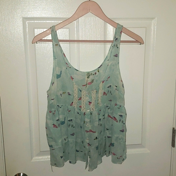Free People whimsical top.  Size M  Beautiful top amd material.  A MUST HAVE. - Picture 1 of 6